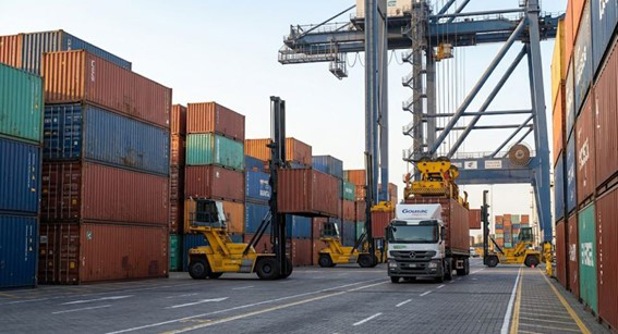 Terminal logístico de contenedores en Lima, Perú, gestionando fletes marítimos